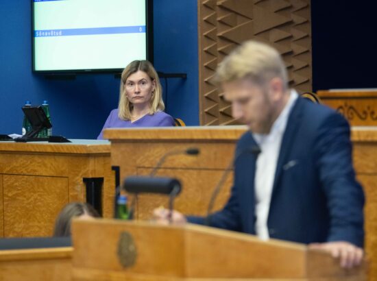 Riigikogu arutas tänasel istungil 42 liikme algatatud umbusaldusavaldust majandus- ja  taristuministrile Riina Sikkutile.