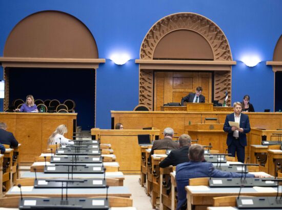 Riigikogu arutas tänasel istungil 42 liikme algatatud umbusaldusavaldust majandus- ja  taristuministrile Riina Sikkutile.