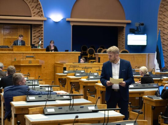 Riigikogu arutas tänasel istungil 42 liikme algatatud umbusaldusavaldust majandus- ja  taristuministrile Riina Sikkutile.