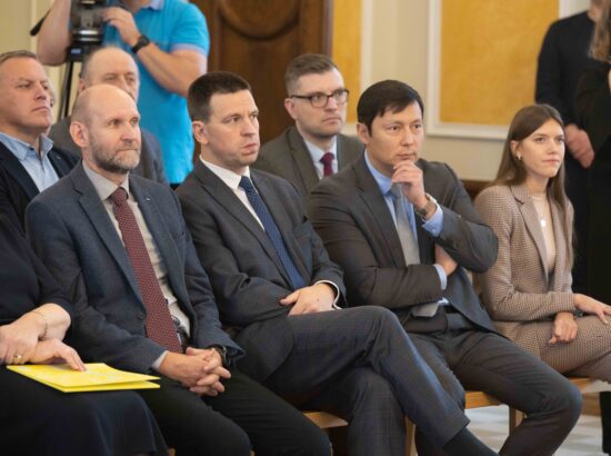 Riigikogu esimees Jüri Ratas ja aseesimees Helir-Valdor Seeder võtsid Eesti VII Omavalitsuspäeva esindajatelt vastu tervise edendamist käsitleva deklaratsiooni „Elule aastaid ja aastatele elu“.