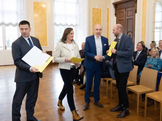 Riigikogu esimees Jüri Ratas ja aseesimees Helir-Valdor Seeder võtsid Eesti VII Omavalitsuspäeva esindajatelt vastu tervise edendamist käsitleva deklaratsiooni „Elule aastaid ja aastatele elu“.