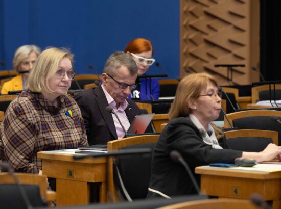 Olulise tähtsusega riikliku küsimuse "Eestikeelsele õppele ülemineku probleeme" arutelu.