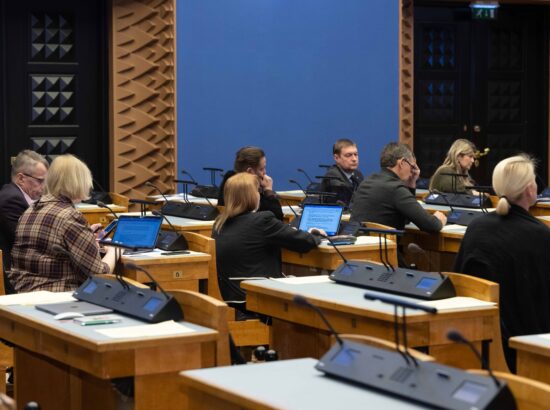 Olulise tähtsusega riikliku küsimuse "Eestikeelsele õppele ülemineku probleeme" arutelu.