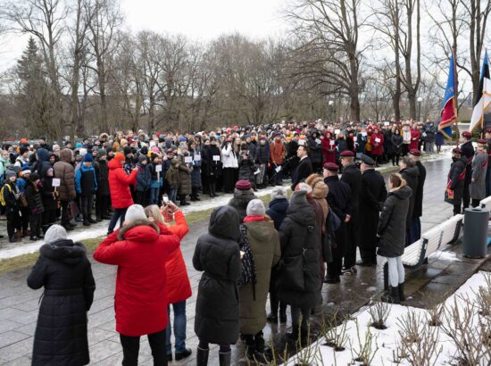 Pidulik lipuheiskamine Jakob Westholmi Gümnaasiumi 125. aastapäeval