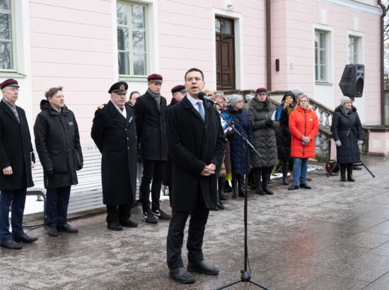 Pidulik lipuheiskamine Jakob Westholmi Gümnaasiumi 125. aastapäeval