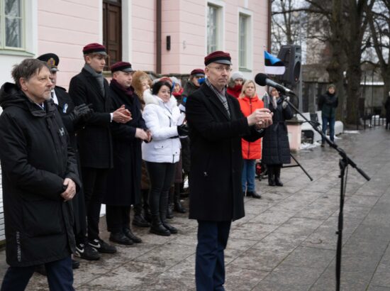 Pidulik lipuheiskamine Jakob Westholmi Gümnaasiumi 125. aastapäeval