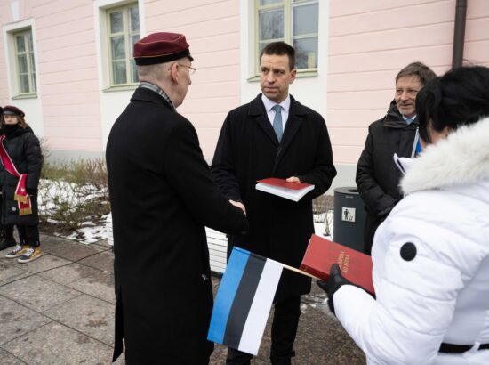 Pidulik lipuheiskamine Jakob Westholmi Gümnaasiumi 125. aastapäeval