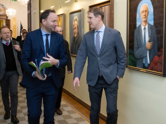 Riigikaitsekomisjoni esimees Raimond Kaljulaid ja aseesimees Leo Kunnas kohtusid Prantsusmaa Rahvusassamblee kaitsekomisjoni esimehe Thomas Gassilloud’, aseesimehe Jean-Louis Thiériot’ ja liikme Pierrick Berteloot’ga. Kohtumisel osales ka Prantsusmaa suursaadik Eestis Eric Lamouroux.