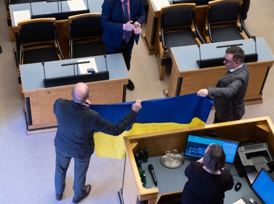 Riigikogu kuulas tänasel istungil ära Ukraina parlamendi Eesti parlamendirühma esimehe Arseni Puškarenko pöördumise ning võttis vastu avalduse Ukraina rahva toetuseks.