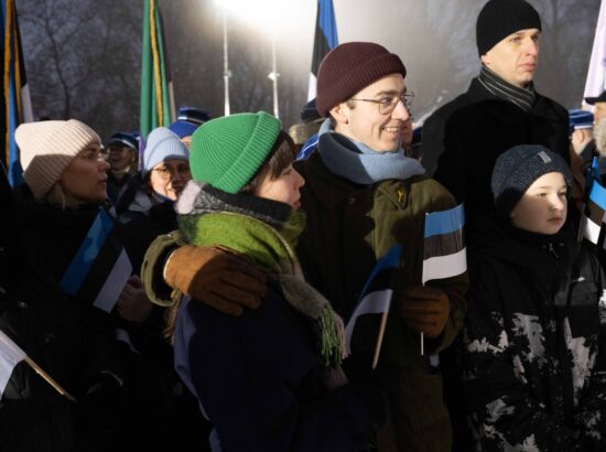 Pidulik lipuheiskamise tseremoonia Kuberneri aias.