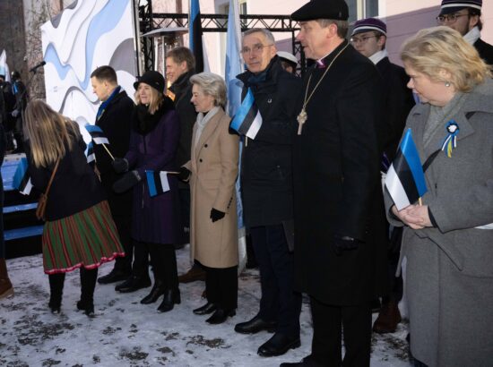 Pidulik lipuheiskamise tseremoonia Kuberneri aias.