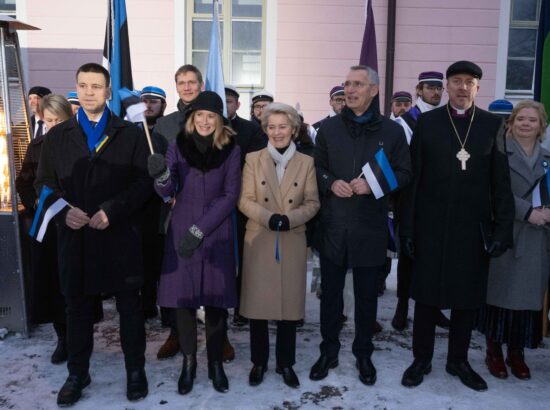 Pidulik lipuheiskamise tseremoonia Kuberneri aias.