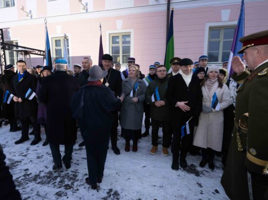 Pidulik lipuheiskamise tseremoonia Kuberneri aias.