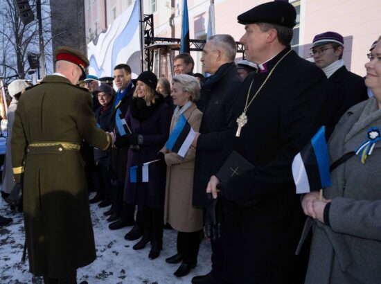 Pidulik lipuheiskamise tseremoonia Kuberneri aias.