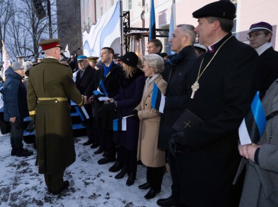 Pidulik lipuheiskamise tseremoonia Kuberneri aias.