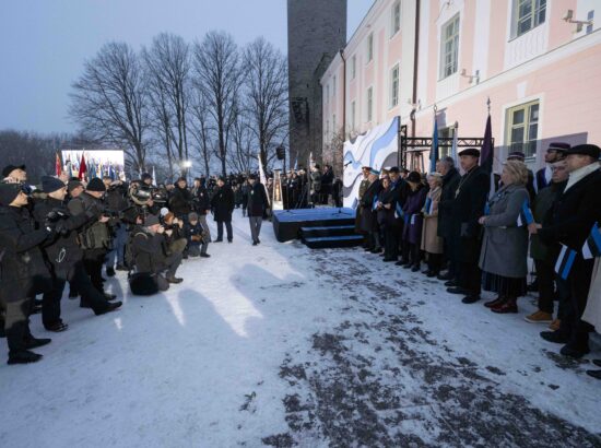 Pidulik lipuheiskamise tseremoonia Kuberneri aias.