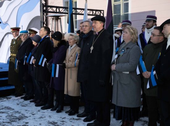 Pidulik lipuheiskamise tseremoonia Kuberneri aias.