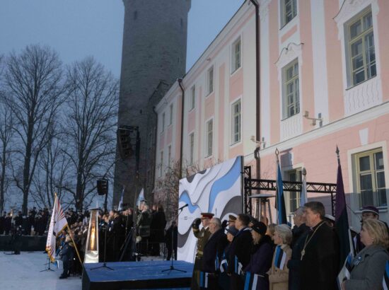 Pidulik lipuheiskamise tseremoonia Kuberneri aias.