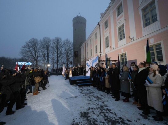 Pidulik lipuheiskamise tseremoonia Kuberneri aias.