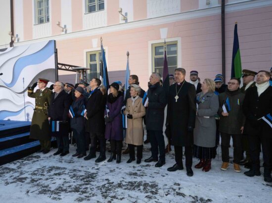 Pidulik lipuheiskamise tseremoonia Kuberneri aias.