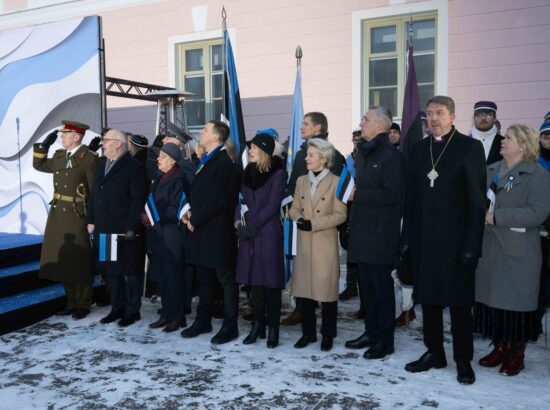 Pidulik lipuheiskamise tseremoonia Kuberneri aias.