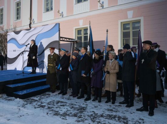 Pidulik lipuheiskamise tseremoonia Kuberneri aias.