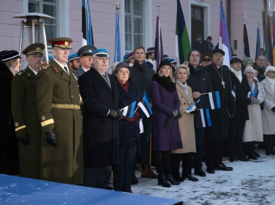 Pidulik lipuheiskamise tseremoonia Kuberneri aias.