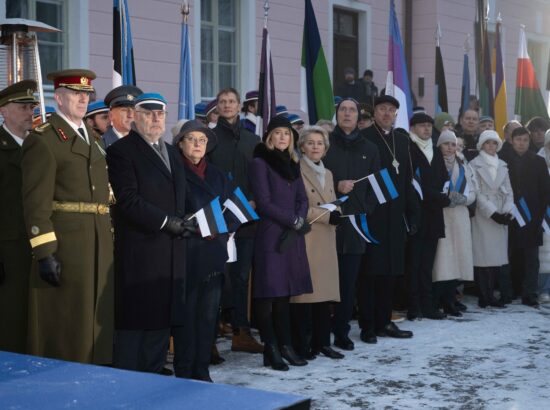 Pidulik lipuheiskamise tseremoonia Kuberneri aias.