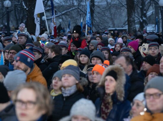 Pidulik lipuheiskamise tseremoonia Kuberneri aias.