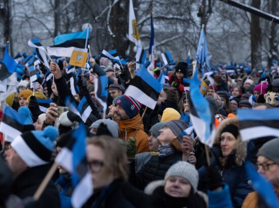 Pidulik lipuheiskamise tseremoonia Kuberneri aias.