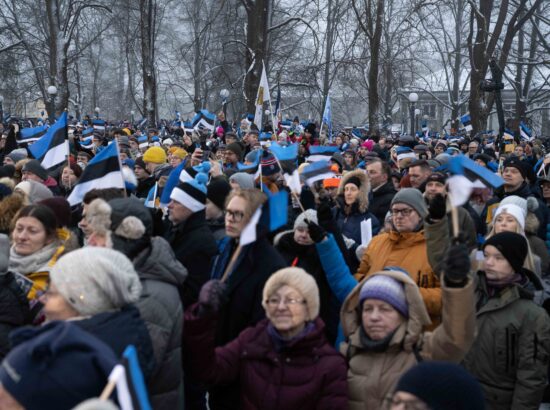 Pidulik lipuheiskamise tseremoonia Kuberneri aias.