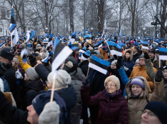 Pidulik lipuheiskamise tseremoonia Kuberneri aias.