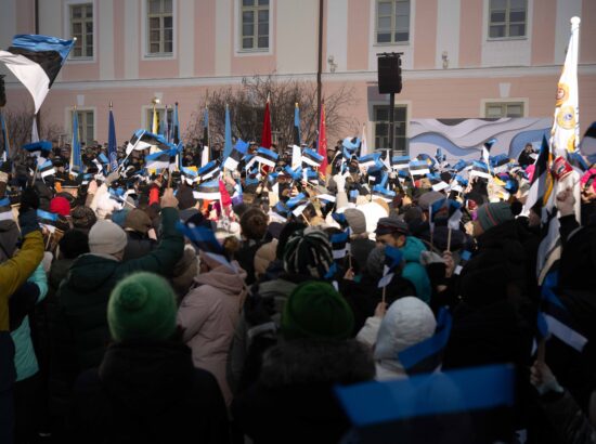 Pidulik lipuheiskamise tseremoonia Kuberneri aias.