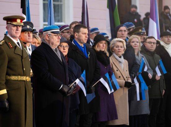 Pidulik lipuheiskamise tseremoonia Kuberneri aias.