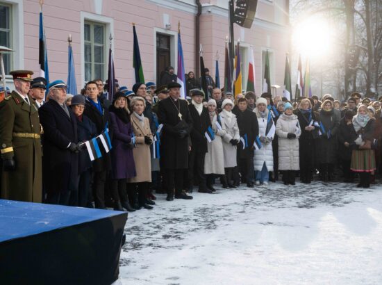 Pidulik lipuheiskamise tseremoonia Kuberneri aias.