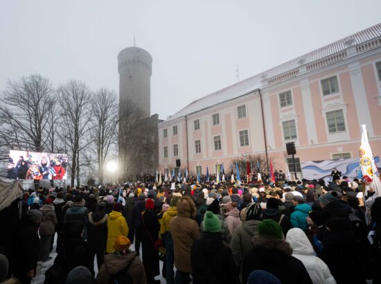 Pidulik lipuheiskamise tseremoonia Kuberneri aias.