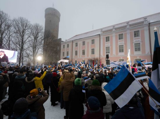 Pidulik lipuheiskamise tseremoonia Kuberneri aias.