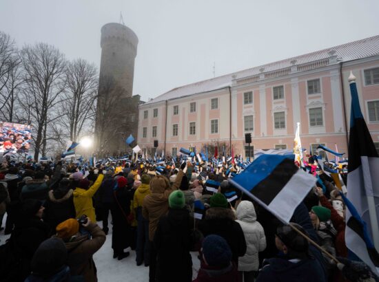 Pidulik lipuheiskamise tseremoonia Kuberneri aias.