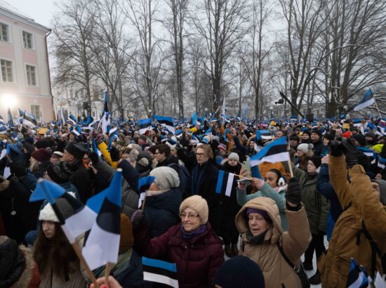 Pidulik lipuheiskamise tseremoonia Kuberneri aias.