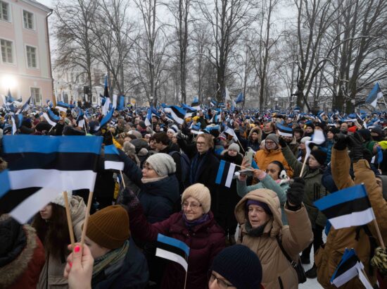 Pidulik lipuheiskamise tseremoonia Kuberneri aias.