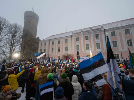 Pidulik lipuheiskamise tseremoonia Kuberneri aias.