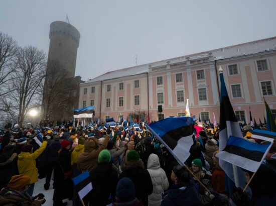 Pidulik lipuheiskamise tseremoonia Kuberneri aias.