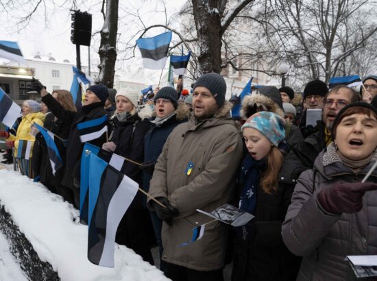 Pidulik lipuheiskamise tseremoonia Kuberneri aias.