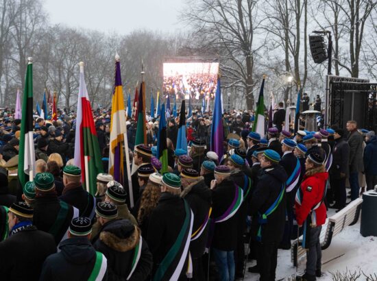 Pidulik lipuheiskamise tseremoonia Kuberneri aias.