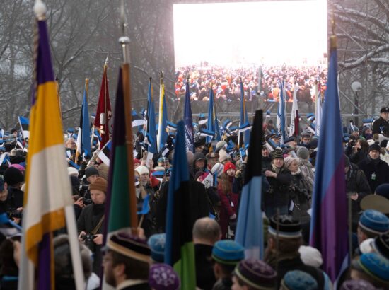 Pidulik lipuheiskamise tseremoonia Kuberneri aias.