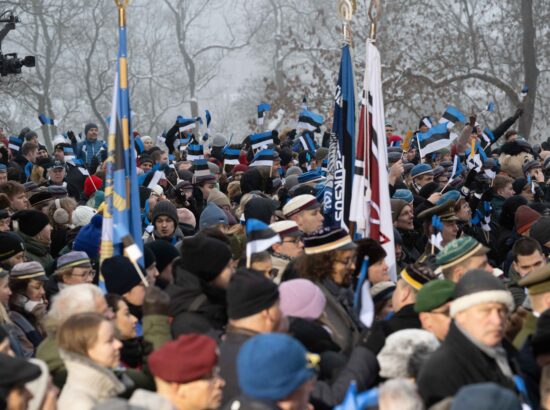 Pidulik lipuheiskamise tseremoonia Kuberneri aias.