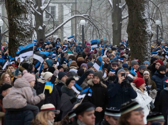 Pidulik lipuheiskamise tseremoonia Kuberneri aias.