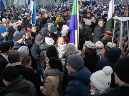 Pidulik lipuheiskamise tseremoonia Kuberneri aias.