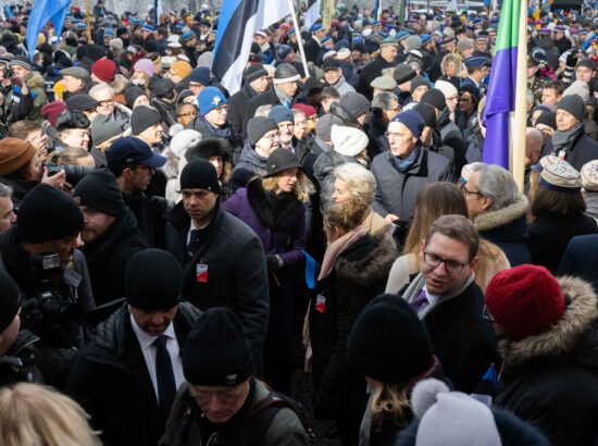 Pidulik lipuheiskamise tseremoonia Kuberneri aias.