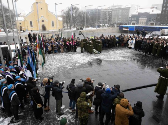 Pärgade asetamisel Vabadussõja võidusamba jalamile Vabaduse väljakul